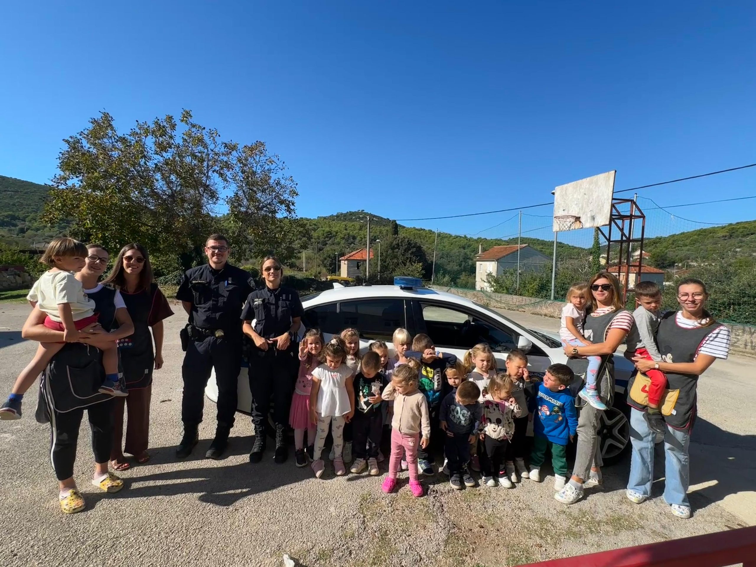 Featured image for “Povodom Dana policije i blagdana Svetog Mihovila policajci posjetili vrtićku djecu”
